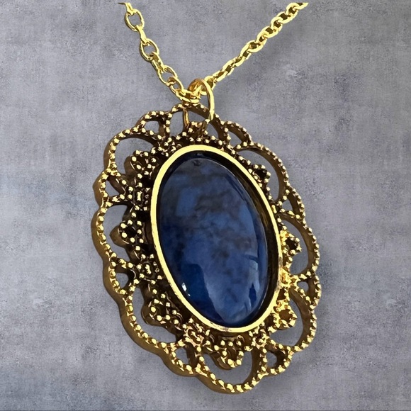 Large oval faux lapis pendant gold tone plus matching necklace - Picture 5 of 7